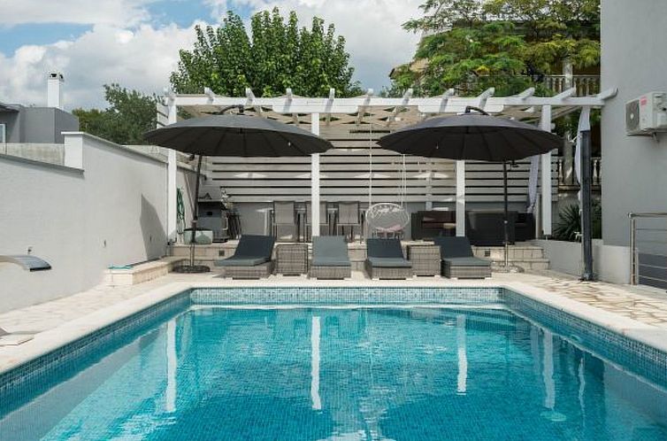 Vakantiehuis Holiday home Viktoria with pool