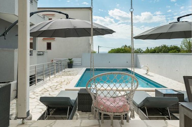 Vakantiehuis Holiday home Viktoria with pool
