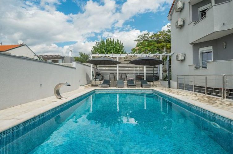 Vakantiehuis Holiday home Viktoria with pool