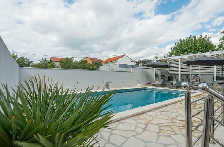 Vakantiehuis Holiday home Viktoria with pool