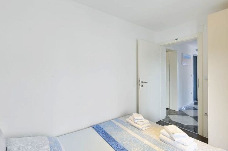 Vakantiehuis Holiday home Viktoria with pool