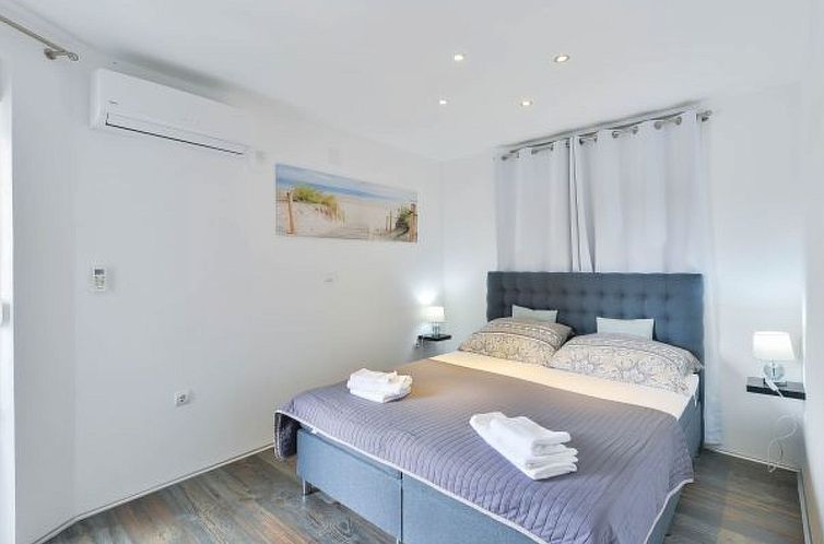 Vakantiehuis Holiday home Viktoria with pool