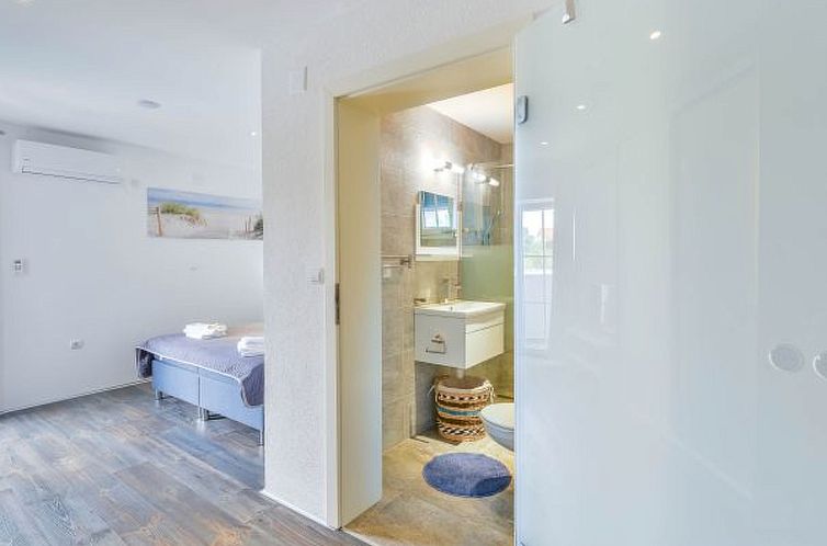 Vakantiehuis Holiday home Viktoria with pool