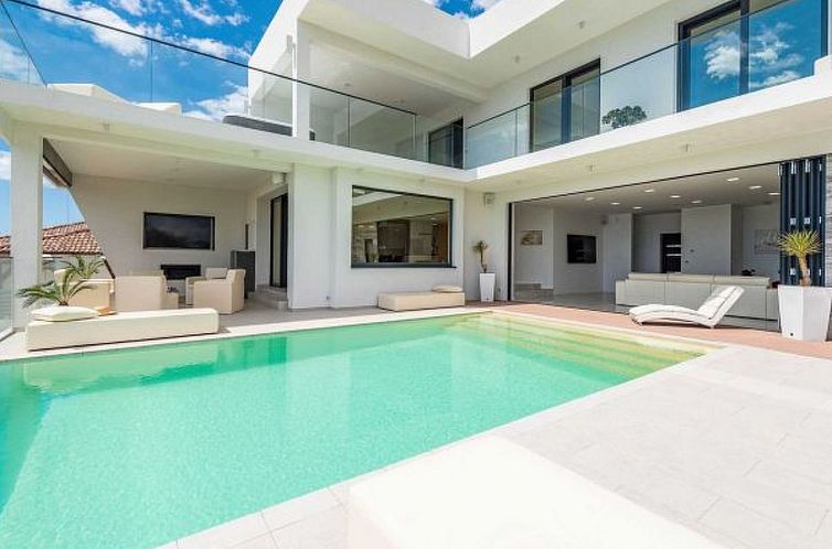Vakantiehuis Luxury Villa Michele with infinity pool