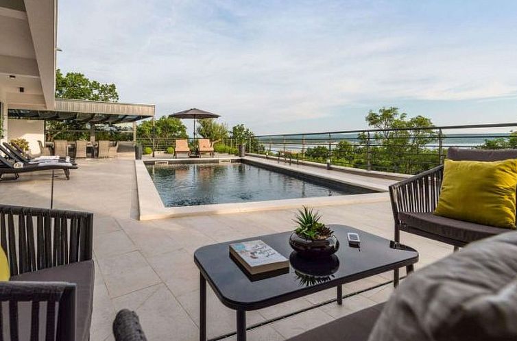 Vakantiehuis Villa Royal Hill with pool