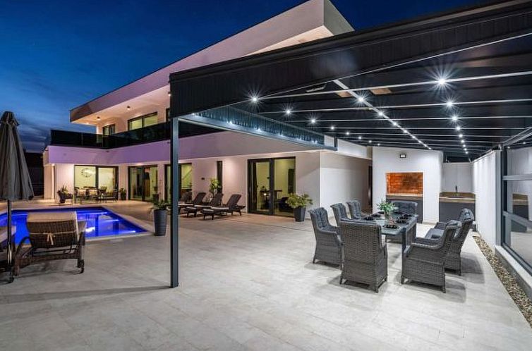Vakantiehuis Villa Royal Hill with pool