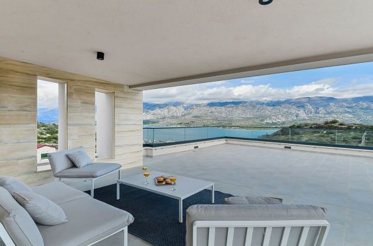 Vakantiehuis Villa Zariva with pool and panoramic mountain a