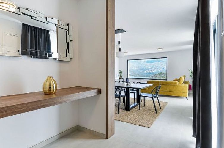 Vakantiehuis Villa Zariva with pool and panoramic mountain a