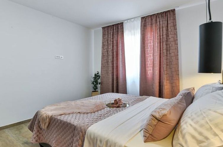 Vakantiehuis Villa Zariva with pool and panoramic mountain a