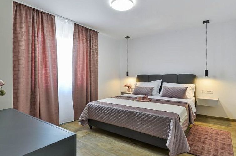 Vakantiehuis Villa Zariva with pool and panoramic mountain a