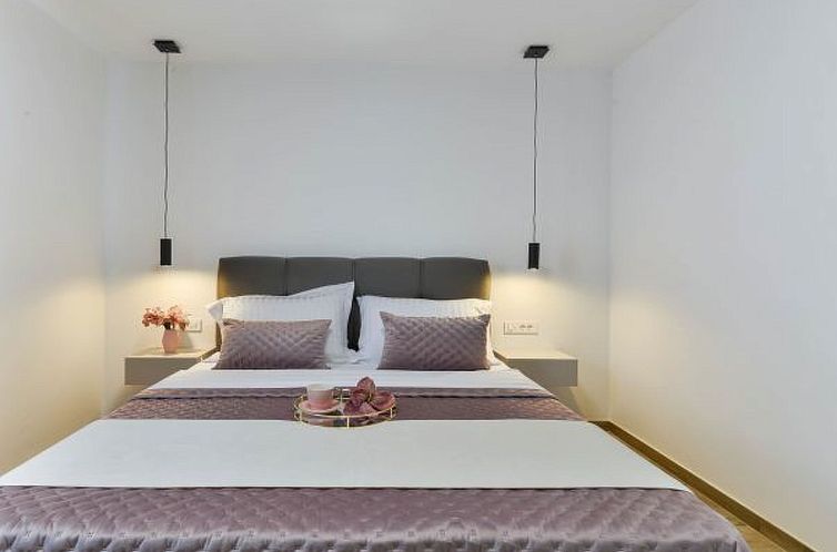 Vakantiehuis Villa Zariva with pool and panoramic mountain a