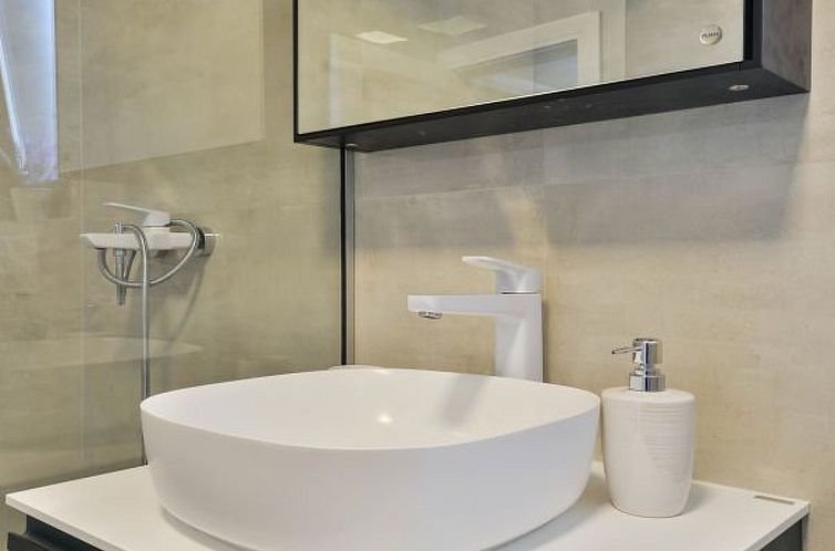 Vakantiehuis Villa Zariva with pool and panoramic mountain a