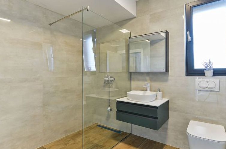 Vakantiehuis Villa Zariva with pool and panoramic mountain a