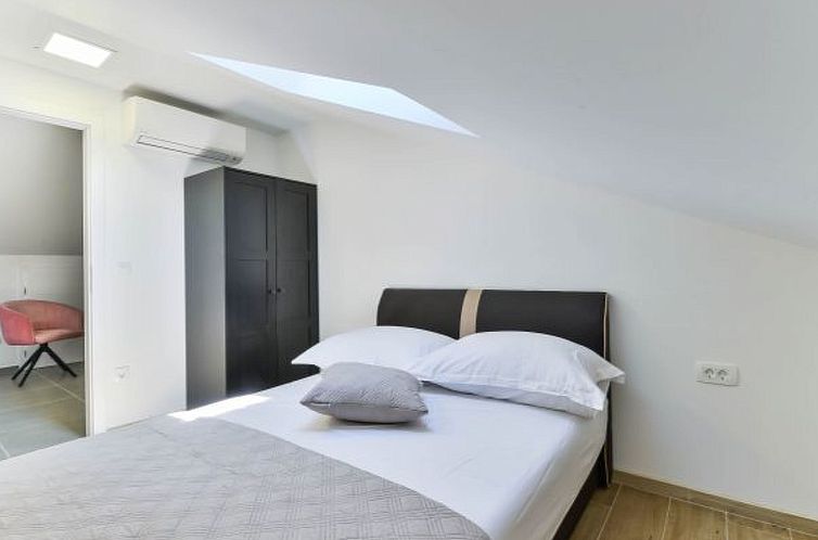 Vakantiehuis Villa RE with heated pool and spa