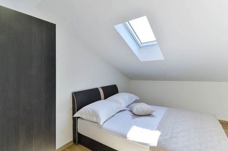 Vakantiehuis Villa RE with heated pool and spa