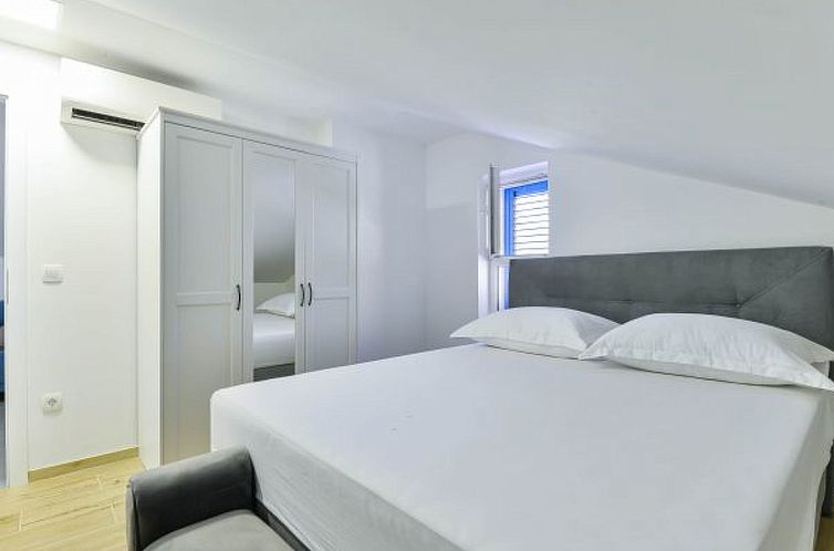 Vakantiehuis Villa RE with heated pool and spa