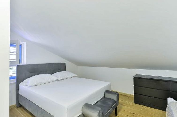 Vakantiehuis Villa RE with heated pool and spa