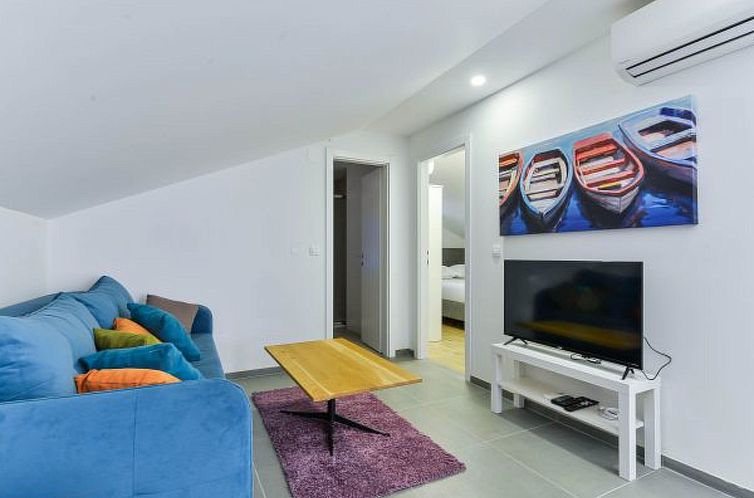 Vakantiehuis Villa RE with heated pool and spa