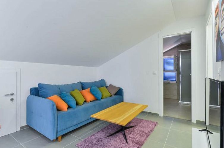 Vakantiehuis Villa RE with heated pool and spa