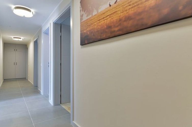 Vakantiehuis Villa RE with heated pool and spa