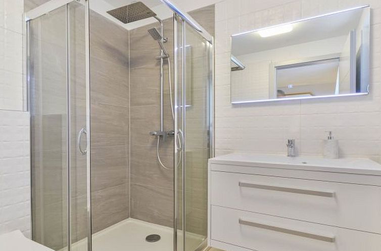 Vakantiehuis Villa RE with heated pool and spa