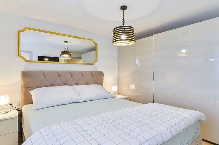 Vakantiehuis Villa RE with heated pool and spa