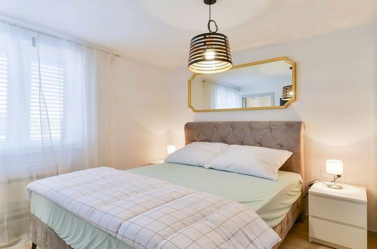 Vakantiehuis Villa RE with heated pool and spa