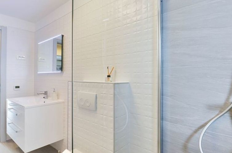 Vakantiehuis Villa RE with heated pool and spa