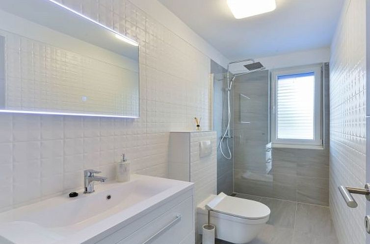 Vakantiehuis Villa RE with heated pool and spa