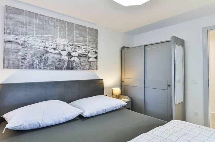 Vakantiehuis Villa RE with heated pool and spa