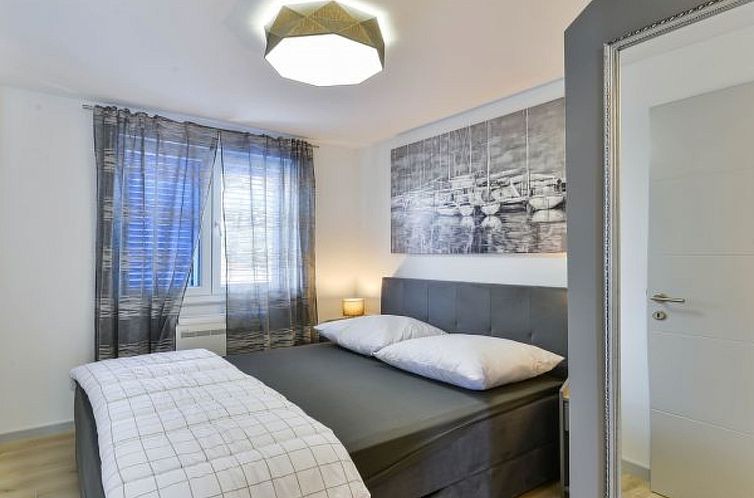Vakantiehuis Villa RE with heated pool and spa