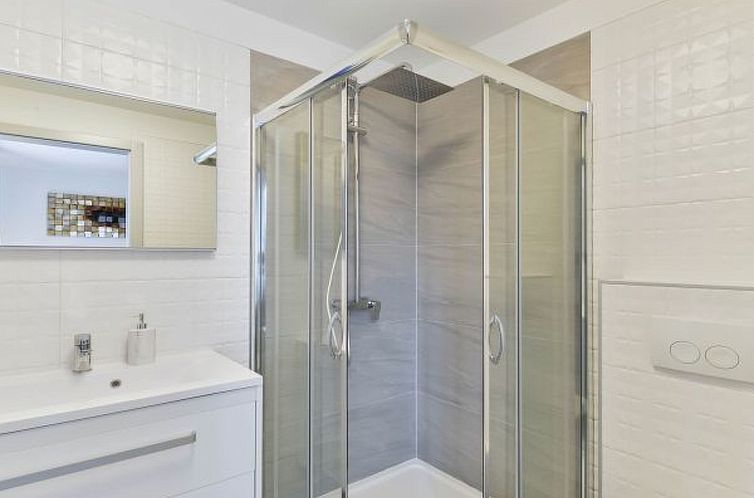 Vakantiehuis Villa RE with heated pool and spa