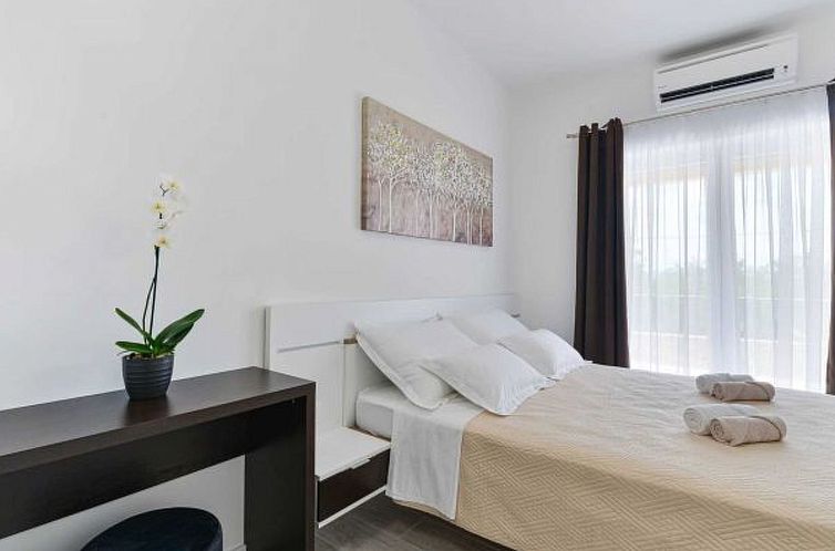 Vakantiehuis Stone Villa Banovi with heated pool