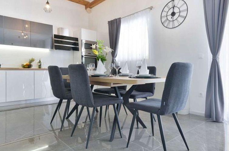 Vakantiehuis Stone Villa Banovi with heated pool
