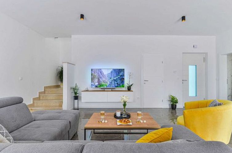 Vakantiehuis Stone Villa Banovi with heated pool
