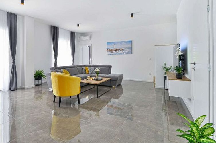 Vakantiehuis Stone Villa Banovi with heated pool