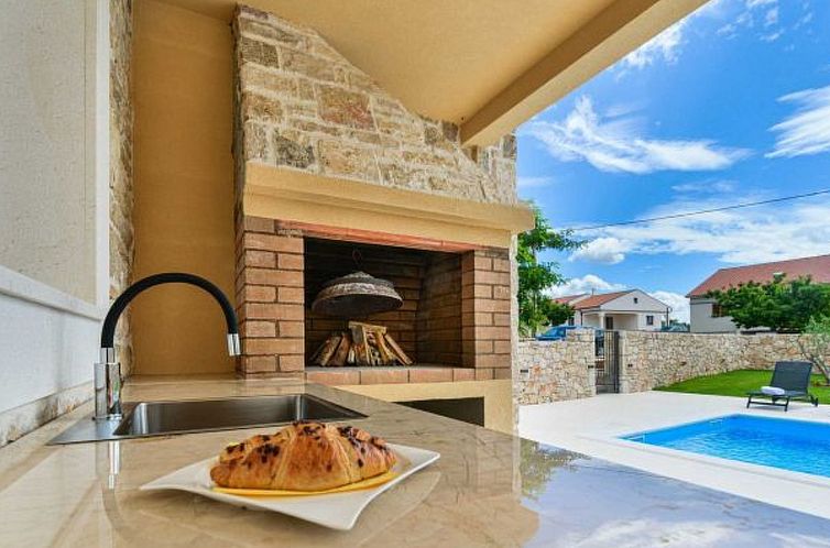 Vakantiehuis Stone Villa Banovi with heated pool