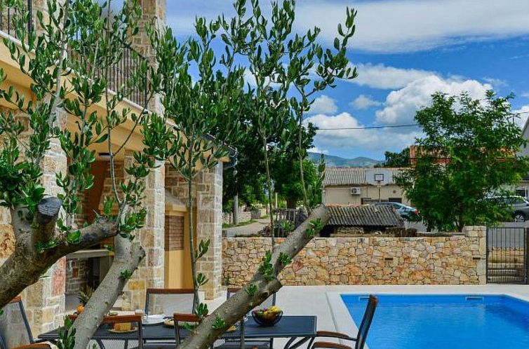 Vakantiehuis Stone Villa Banovi with heated pool