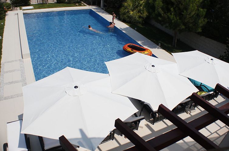 Appartement Große Ferienwohnung mit Pool, Garten und Terras