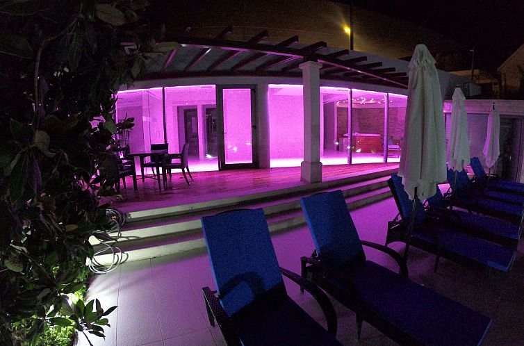 Appartement Große Ferienwohnung mit Pool, Garten und Terras