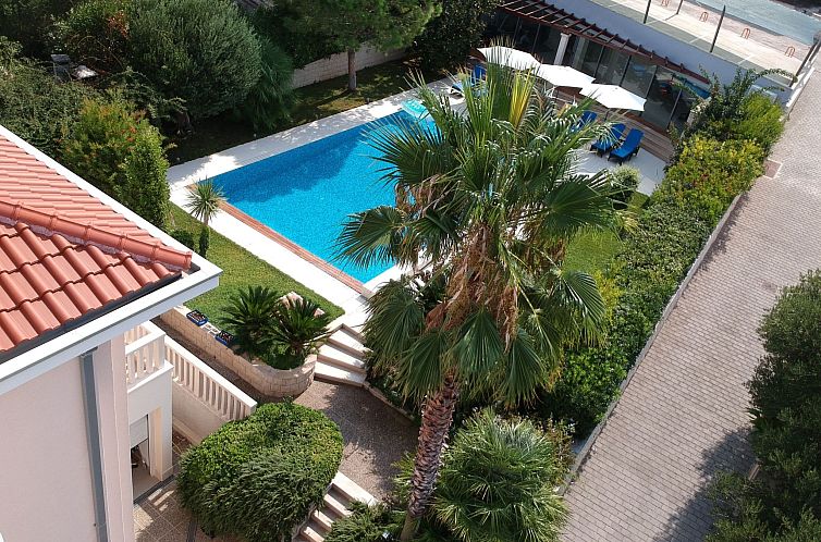 Appartement Große Ferienwohnung mit Pool, Garten und Terras