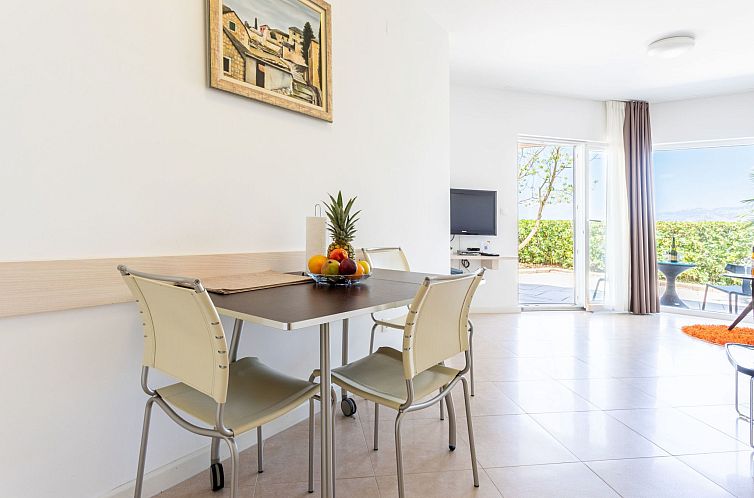 Appartement Große Ferienwohnung mit Pool, Garten und Terras