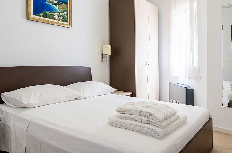 Appartement Große Ferienwohnung mit Pool, Garten und Terras