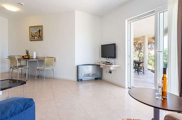 Appartement Große Ferienwohnung mit Pool, Garten und Terras