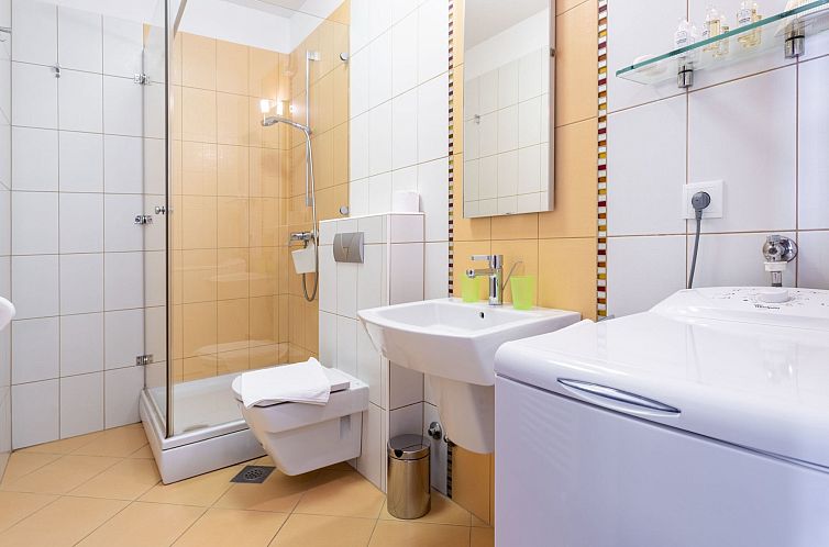 Appartement Große Ferienwohnung mit Pool, Garten und Terras