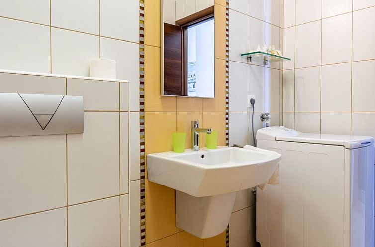 Appartement Große Ferienwohnung mit Pool, Garten und Terras