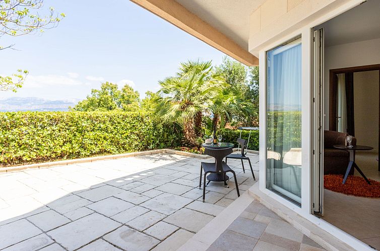 Appartement Große Ferienwohnung mit Pool, Garten und Terras