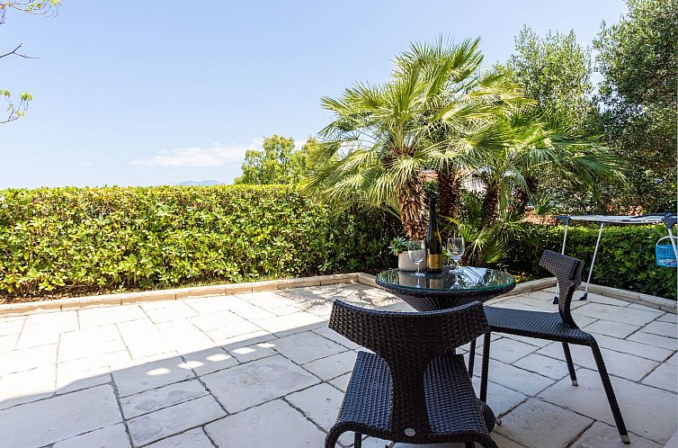 Appartement Große Ferienwohnung mit Pool, Garten und Terras