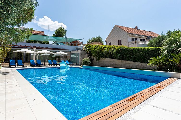 Appartement Luxuriöse Ferienwohnung mit Poolblick