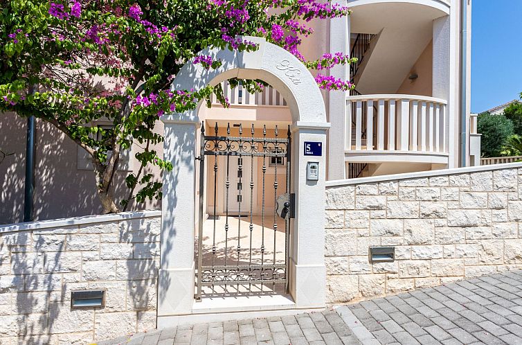 Appartement Luxuriöse Ferienwohnung mit Poolblick